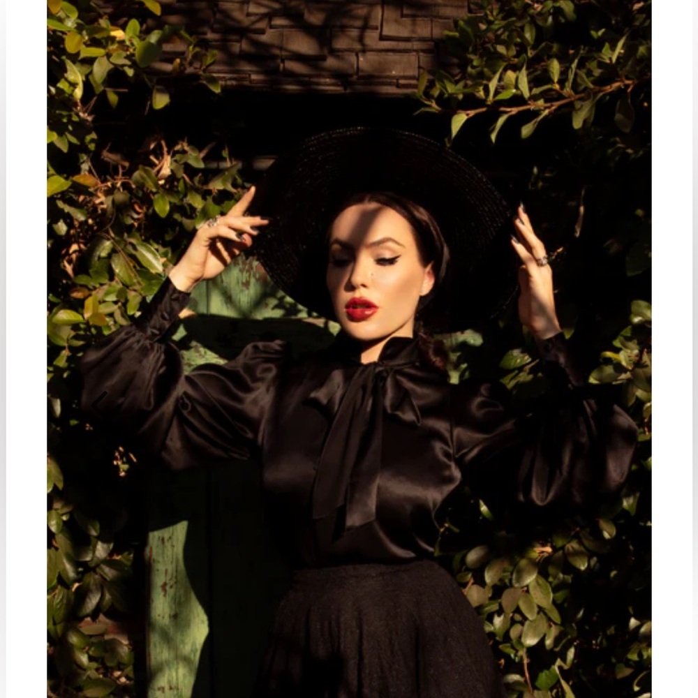 La Femme en Noir Victorian Blouse in black